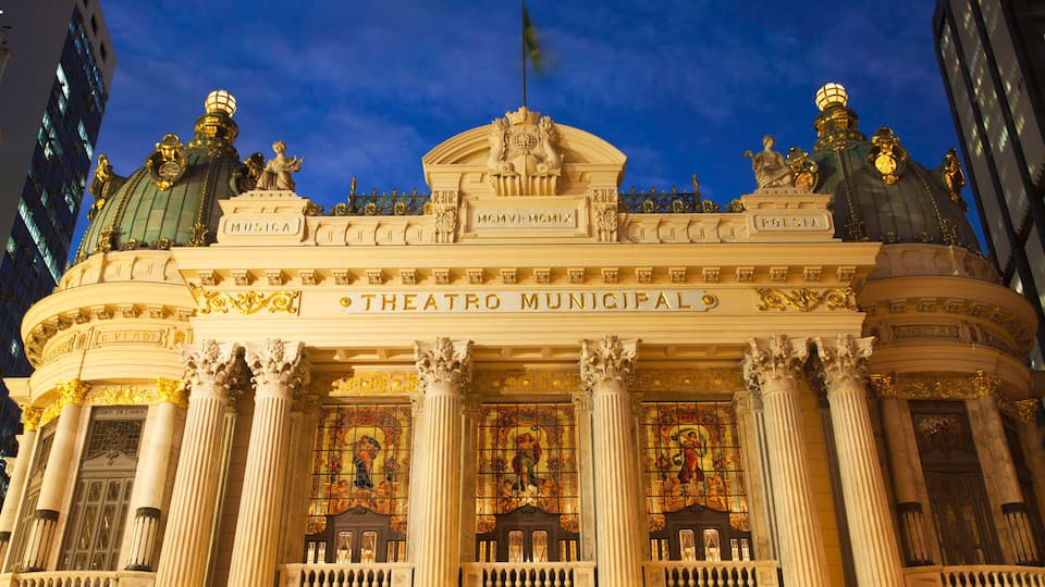 Städtisches Theater mit aufwendigen Säulen und Statuen.