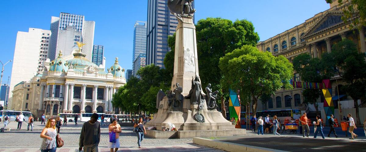 Cinelândia das einen Platz oder Plaza, Statue oder Skulptur und Stadt