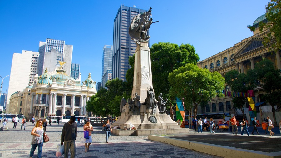 Cinelandia which includes a city, a statue or sculpture and a square or plaza
