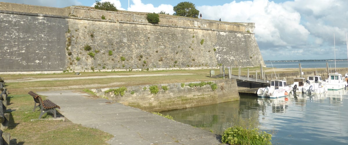 This building is indexed in the Base Mérimée, a database of architectural heritage maintained by the French Ministry of Culture, under the reference PA00104644 .