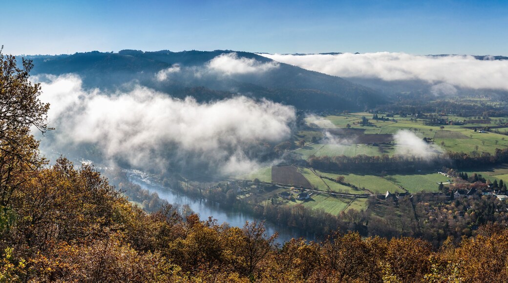 Monceaux sur Dordogne (Corrèze, France) - Vue panoramique matinale automnale depuis le point de vue du Puy du Tour sur la vallée de la Dordogne