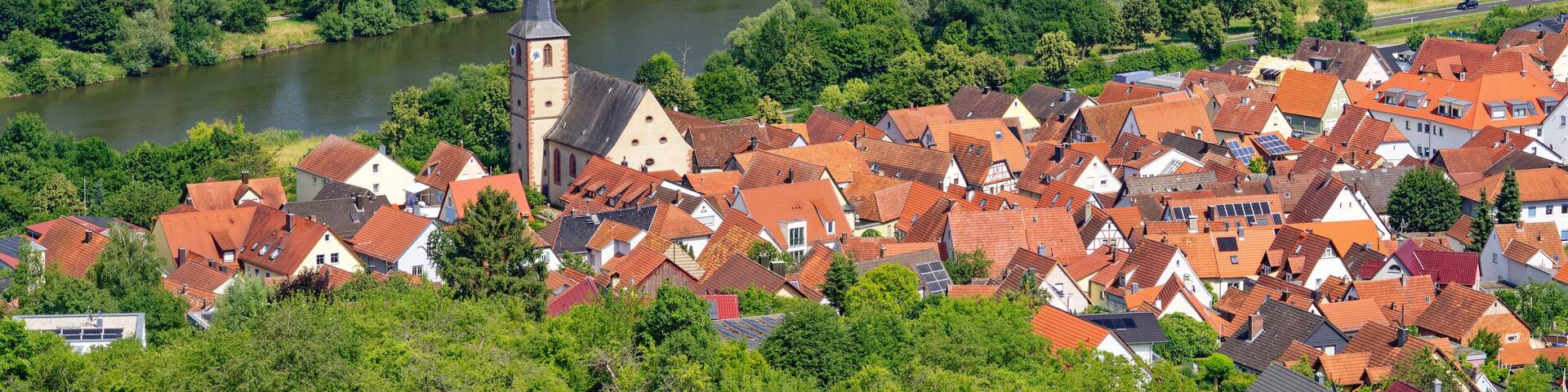 Blick vom Schwarzkiefernwald auf dem Volkenberg nach Erlabrunn am Main, Landkreis Würzburg, Unterfranken, Franken, Bayern, Deutschland
