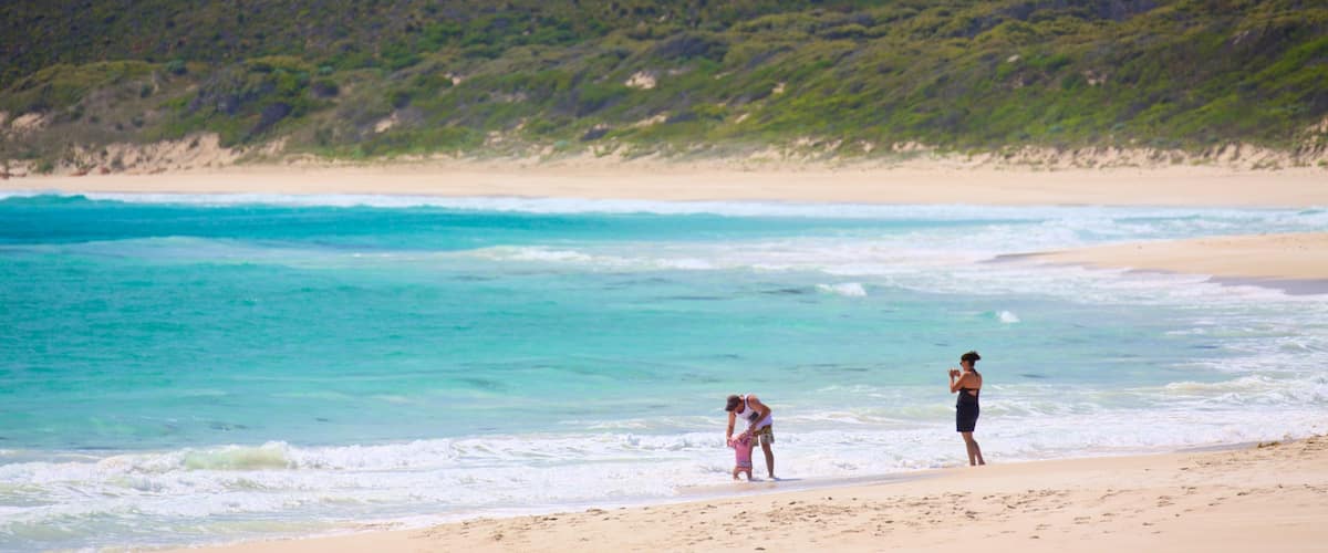 Bunker Bay qui includes plage de sable et baie ou port aussi bien que famille
