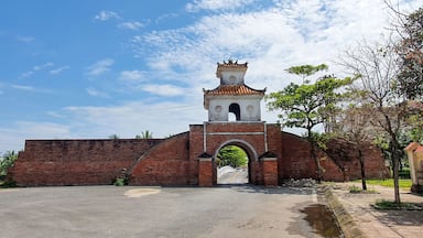Um portão de tijolos com uma torre e entrada em arco.