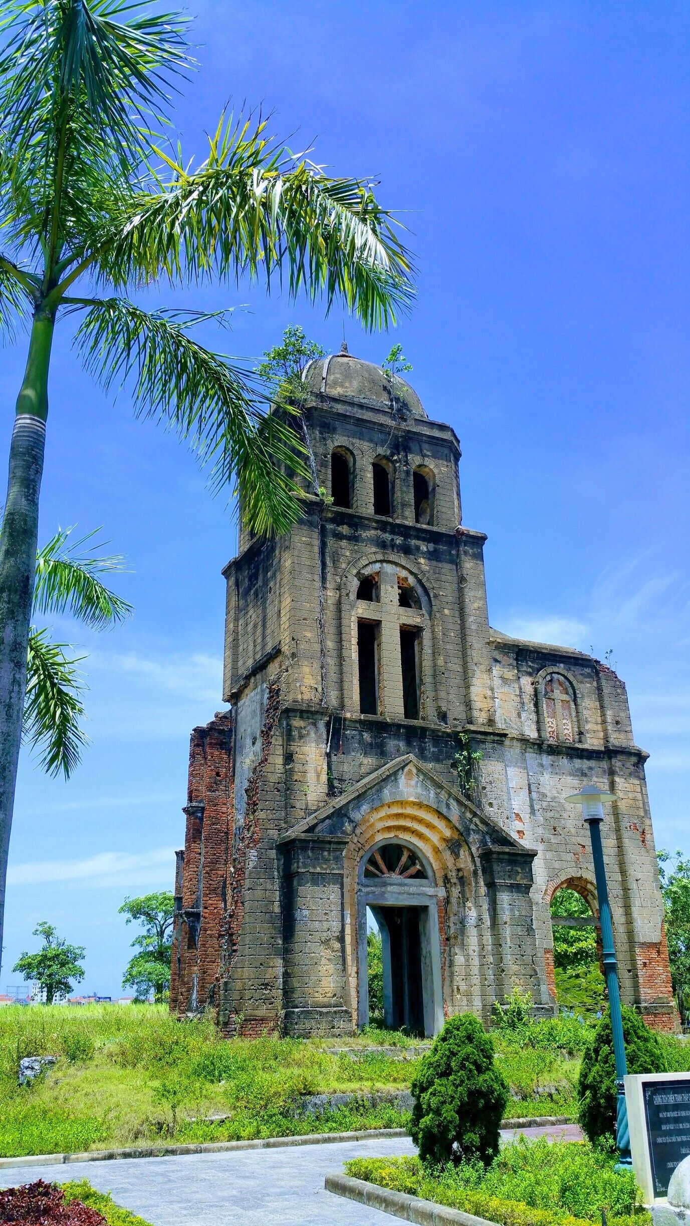War Evidence of Tam Toa Church Steeple, Dong Hoi, Vietnam 

Tam Toa Church  was built in 1886, and mostly destroyed by bombing on February 11th 1965.   #InStone #packsandaplan

Check out our adventures and useful information  http://packsandaplan.com/