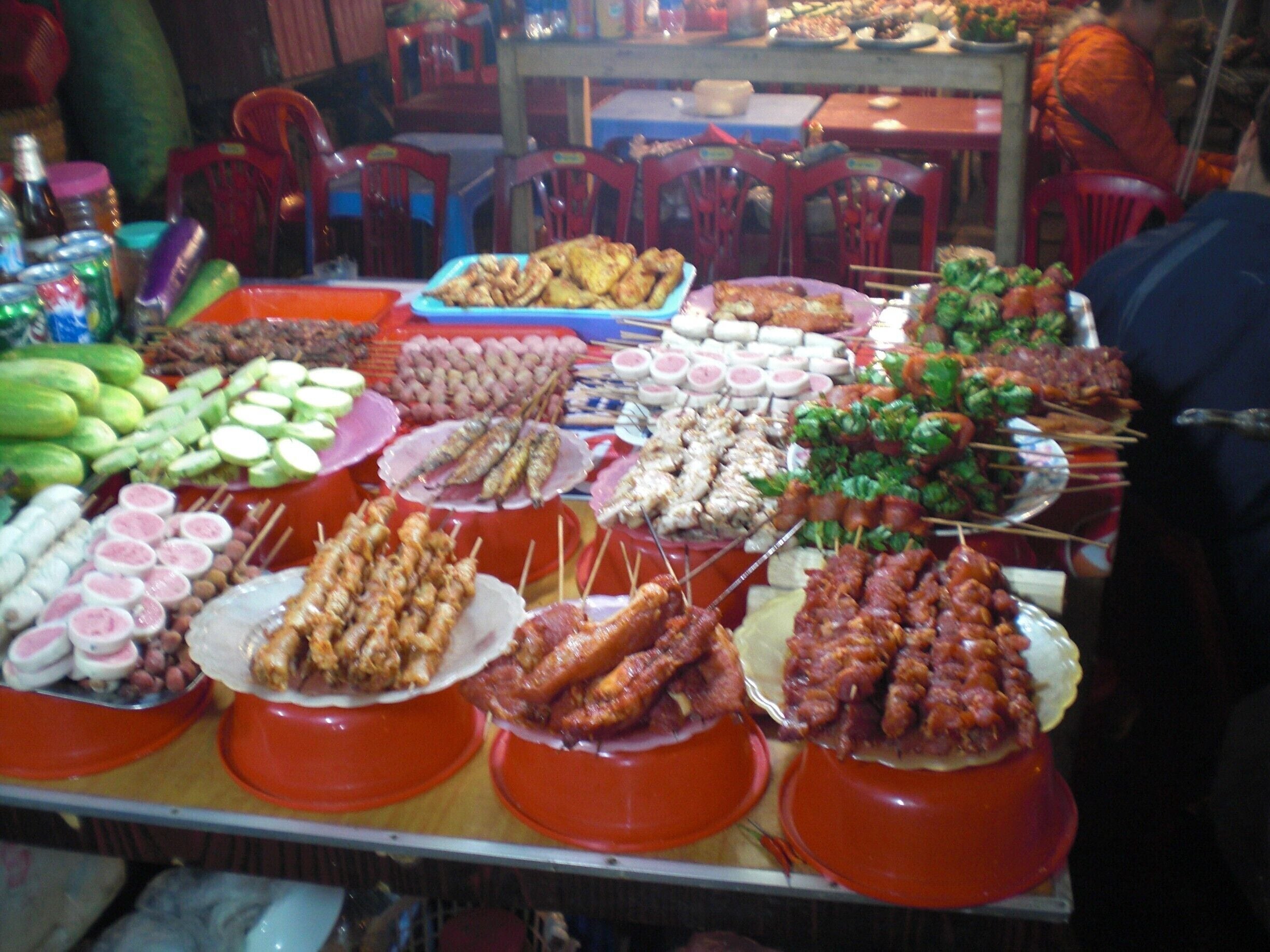 Un bufé de comida con diversos platos y aperitivos.