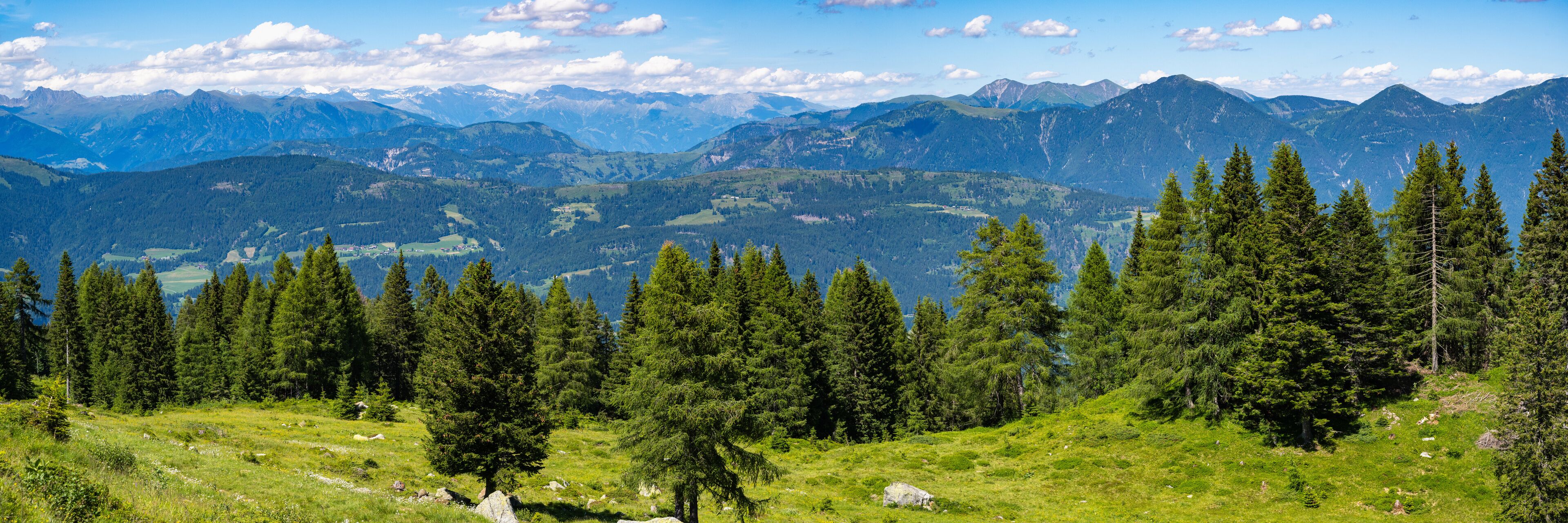 Kärnten: Blick vom Nassfeld nach Norden zum Gailtal, Gitschtal, Drautal, Österreich