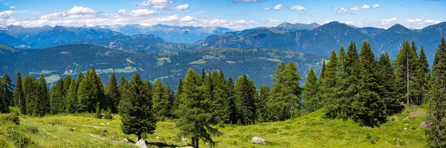 Kärnten: Blick vom Nassfeld nach Norden zum Gailtal, Gitschtal, Drautal, Österreich