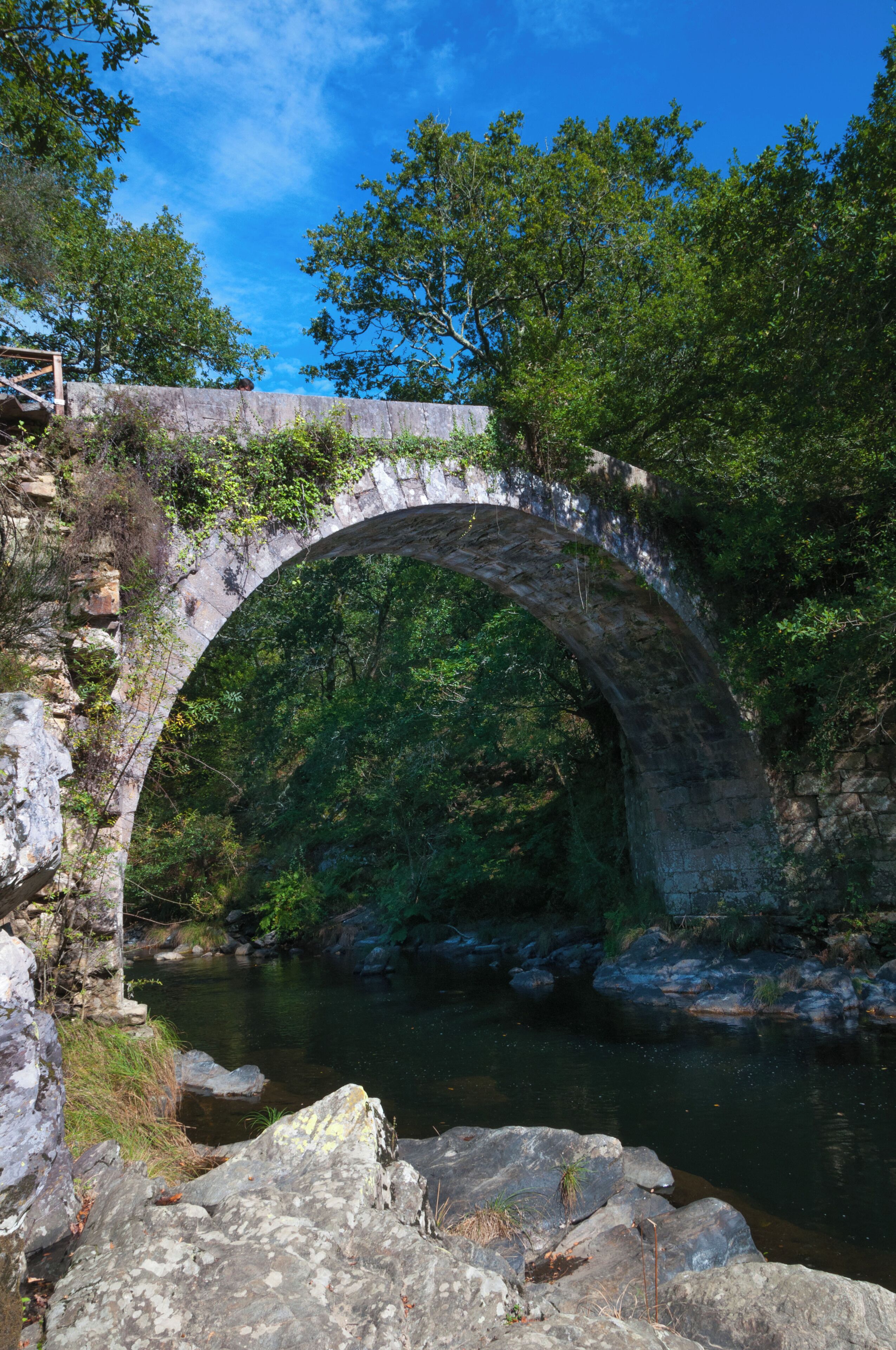 El "Puente del Diablo" (Ponte do Demo) se trata de un puente medieval ubicado en las cercanías del monasterio de Carboeiro sobre el río Deza. La leyenda dice que el Diablo construyó este puente engañado por los monjes del monasterio de Carboeiro. Siglos más tardes el Diablo se cobró su venganza soltando una pavorosa tempestad sobre el monasterio, dejándolo en ruinas. The "Devil's Bridge" (Ponte do Demo) is a medieval bridge located near the Carboeiro monastery over the Deza river The legend says that the Devil built the bridge fooled by the monks of the Carboeiro monastery. Centuries later, the Devil took its revenge by releasing a fearful storm on the monastery, leaving it in ruins. Fuente/Source: rincones-del-mundo.stabri.com/rincon/3004/ponte-do-demo-d...
