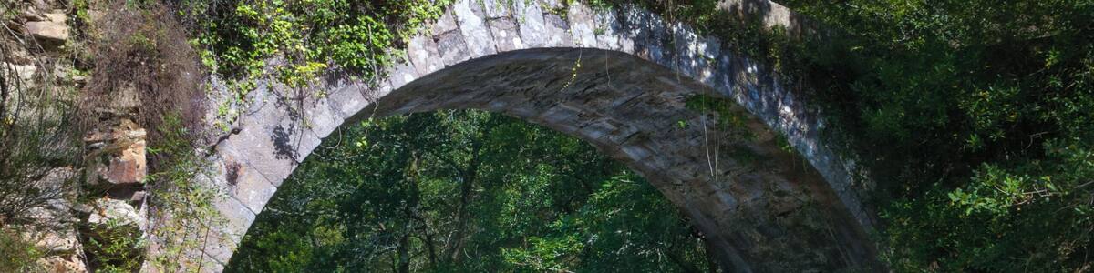 El "Puente del Diablo" (Ponte do Demo) se trata de un puente medieval ubicado en las cercanías del monasterio de Carboeiro sobre el río Deza. La leyenda dice que el Diablo construyó este puente engañado por los monjes del monasterio de Carboeiro. Siglos más tardes el Diablo se cobró su venganza soltando una pavorosa tempestad sobre el monasterio, dejándolo en ruinas. The "Devil's Bridge" (Ponte do Demo) is a medieval bridge located near the Carboeiro monastery over the Deza river The legend says that the Devil built the bridge fooled by the monks of the Carboeiro monastery. Centuries later, the Devil took its revenge by releasing a fearful storm on the monastery, leaving it in ruins. Fuente/Source: rincones-del-mundo.stabri.com/rincon/3004/ponte-do-demo-d...