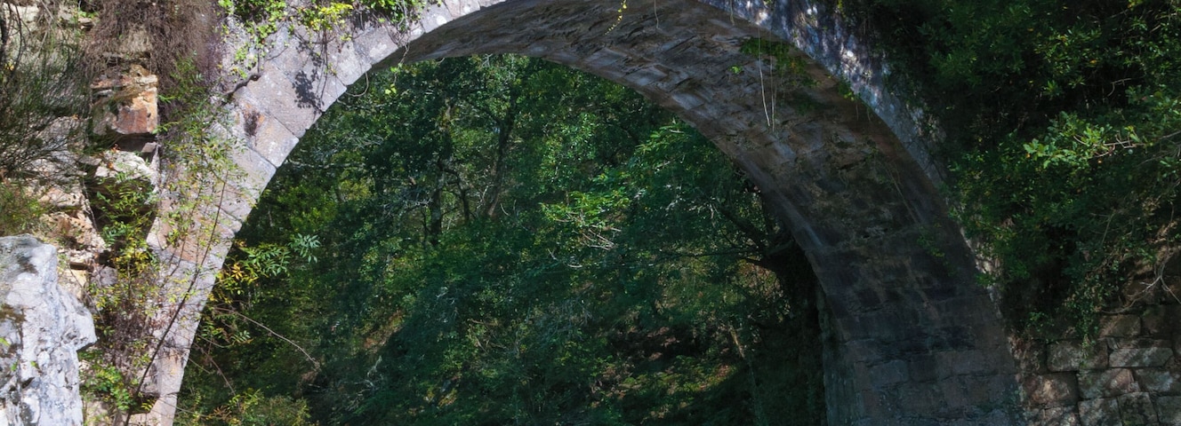 El "Puente del Diablo" (Ponte do Demo) se trata de un puente medieval ubicado en las cercanías del monasterio de Carboeiro sobre el río Deza. La leyenda dice que el Diablo construyó este puente engañado por los monjes del monasterio de Carboeiro. Siglos más tardes el Diablo se cobró su venganza soltando una pavorosa tempestad sobre el monasterio, dejándolo en ruinas. The "Devil's Bridge" (Ponte do Demo) is a medieval bridge located near the Carboeiro monastery over the Deza river The legend says that the Devil built the bridge fooled by the monks of the Carboeiro monastery. Centuries later, the Devil took its revenge by releasing a fearful storm on the monastery, leaving it in ruins. Fuente/Source: rincones-del-mundo.stabri.com/rincon/3004/ponte-do-demo-d...