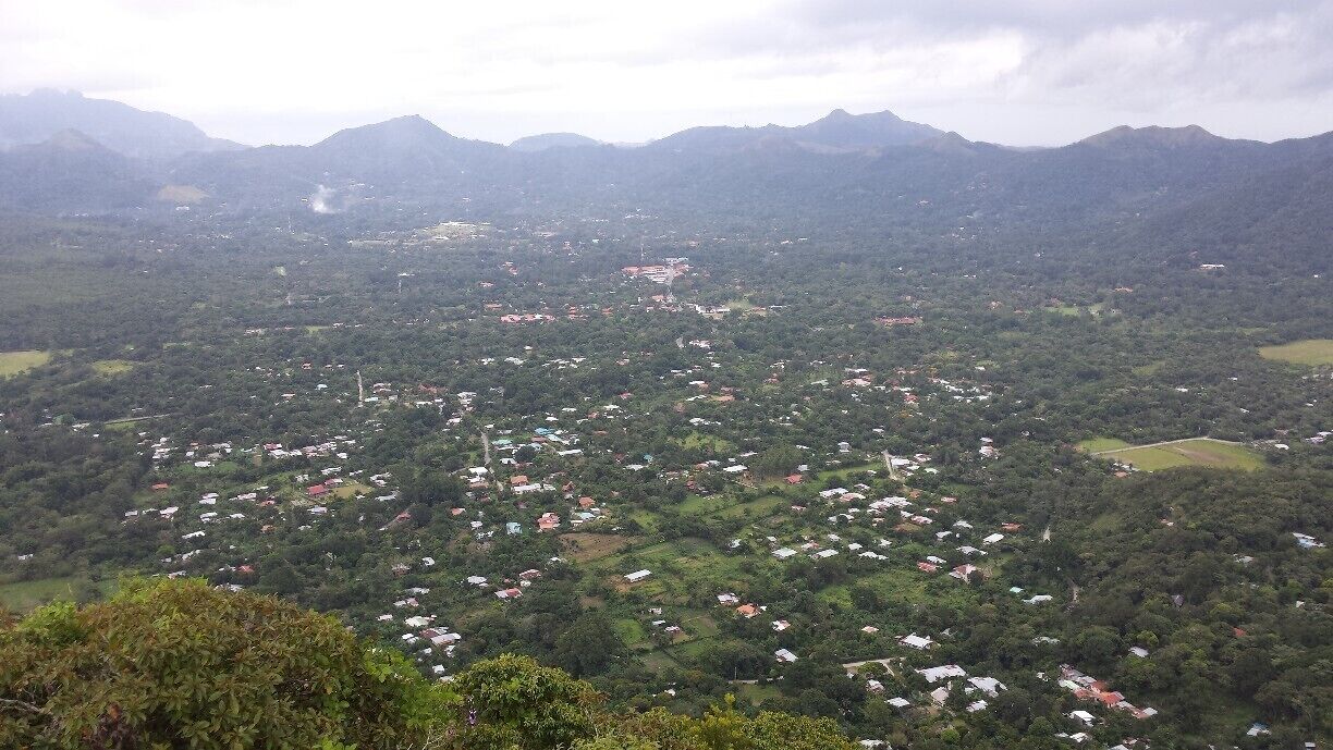 That's a small hike (45mins - 1 hour) along several waterfalls. 
It starts at the Piedra Pintada (take a bus or cab) and then you just have to follow the path. After maybe 20 mins you will see a big rock with a painted arrow on it; don't go straight there but take the small path on your left side. 
To return, you can either go back the same way or follow the path over the hills. 