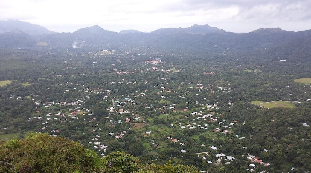 That's a small hike (45mins - 1 hour) along several waterfalls.
It starts at the Piedra Pintada (take a bus or cab) and then you just have to follow the path. After maybe 20 mins you will see a big rock with a painted arrow on it; don't go straight there but take the small path on your left side.
To return, you can either go back the same way or follow the path over the hills.