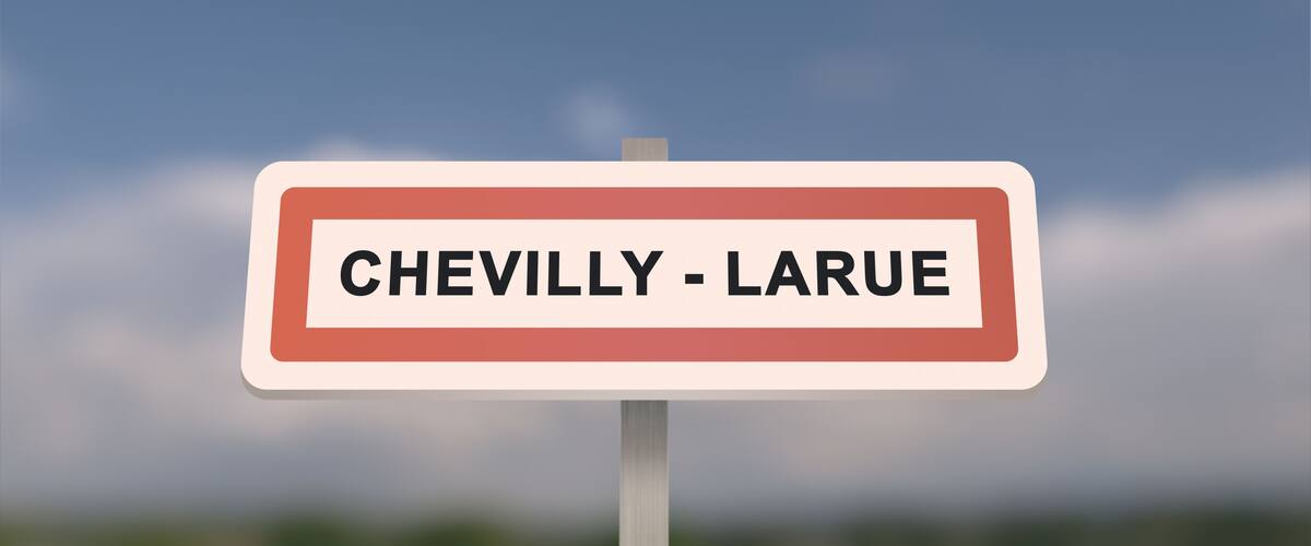A road sign with 'CHEVILLY - LARUE' written on it.