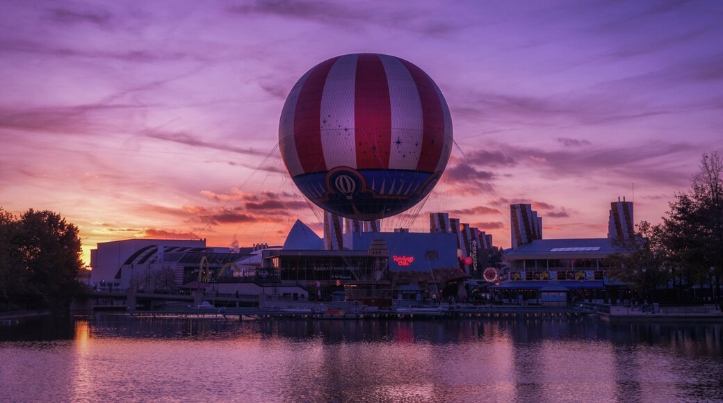 On the way back to the hotel after an exhausting day. The sky turned that colour and i just had to click!