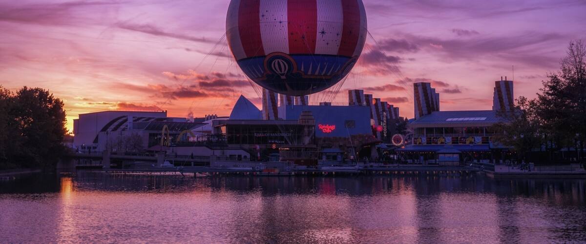 On the way back to the hotel after an exhausting day. The sky turned that colour and i just had to click!