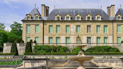 Panoramique sur le château d'auvers-sur-Oise (95430), département du Val-d'Oise en région Île-de-France, France