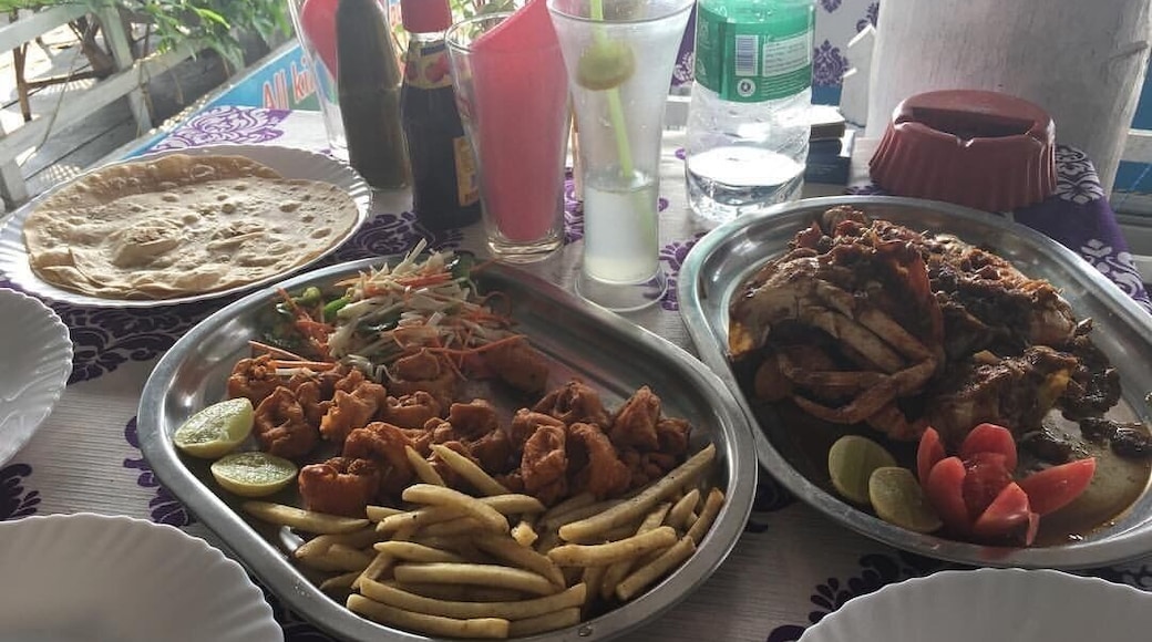 Golden Fried Calamari with fries and salad, crab in special kerala masala, butter naan, and steamed rice â€ïžâ€ïž#kerala