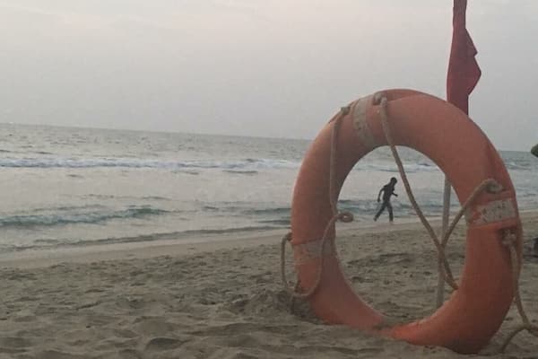 Considered medicinal and magical, #papanasambeach Kerala, also known as #varkalabeach is perhaps one of the most-visited beachfront in this south Indian city. It is believed that a dip in the water cures all your ailments and frees you from all sins 🤔