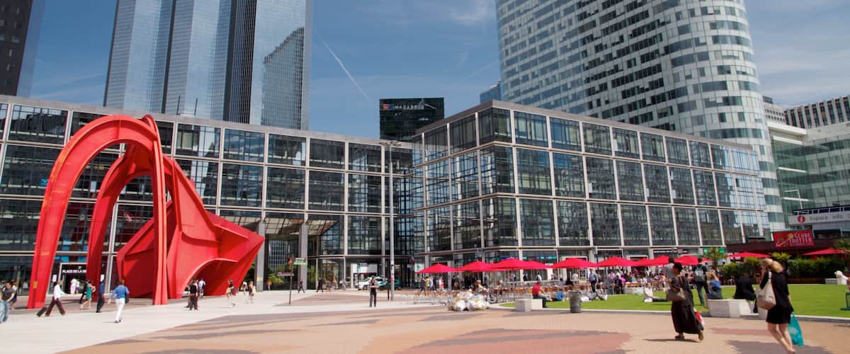 La Défense montrant square ou place, architecture moderne et art