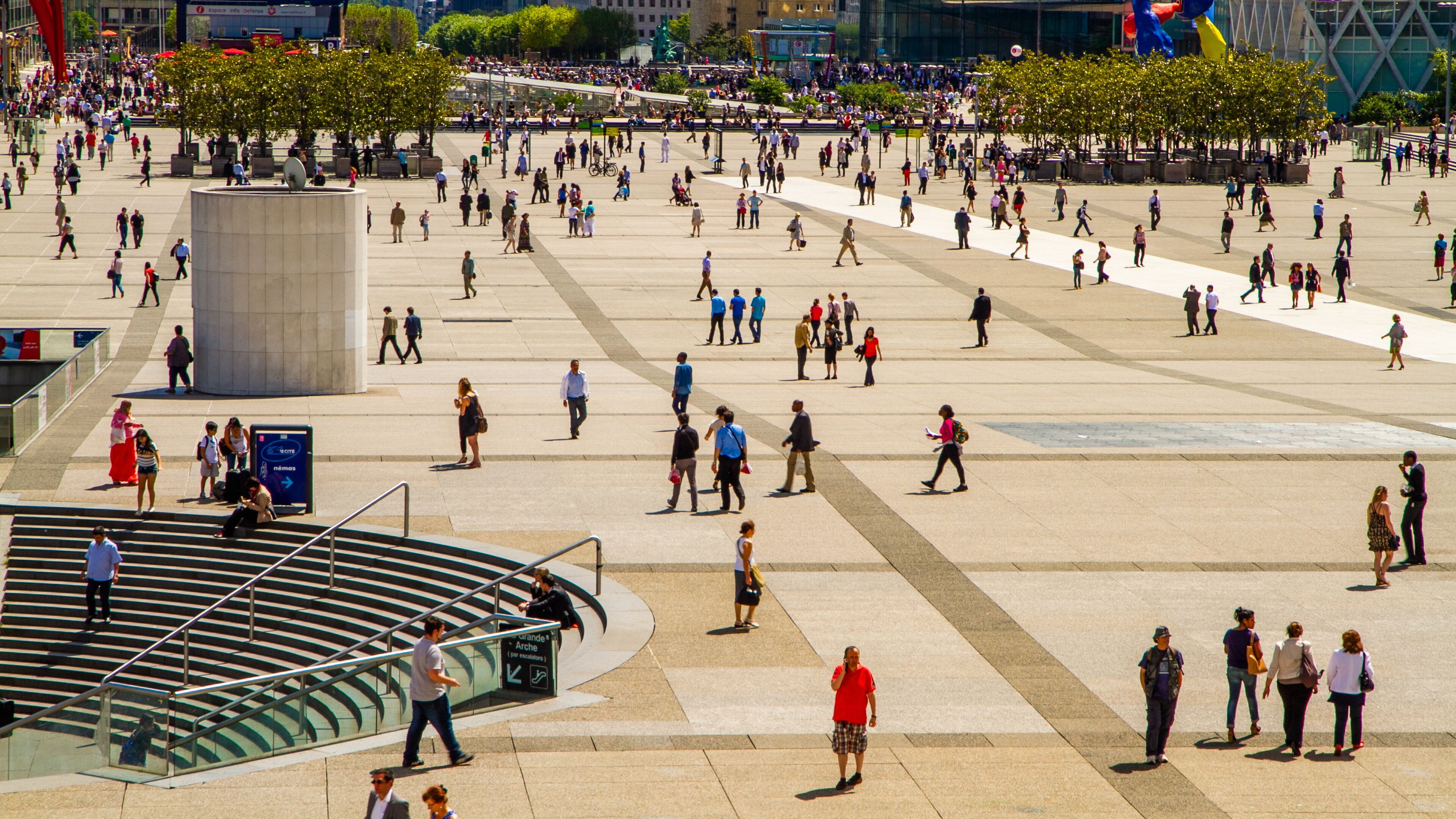 La Defense showing street scenes and a square or plaza