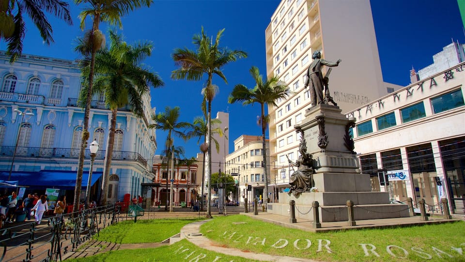 Campinas og byder på en by og en statue eller en skulptur