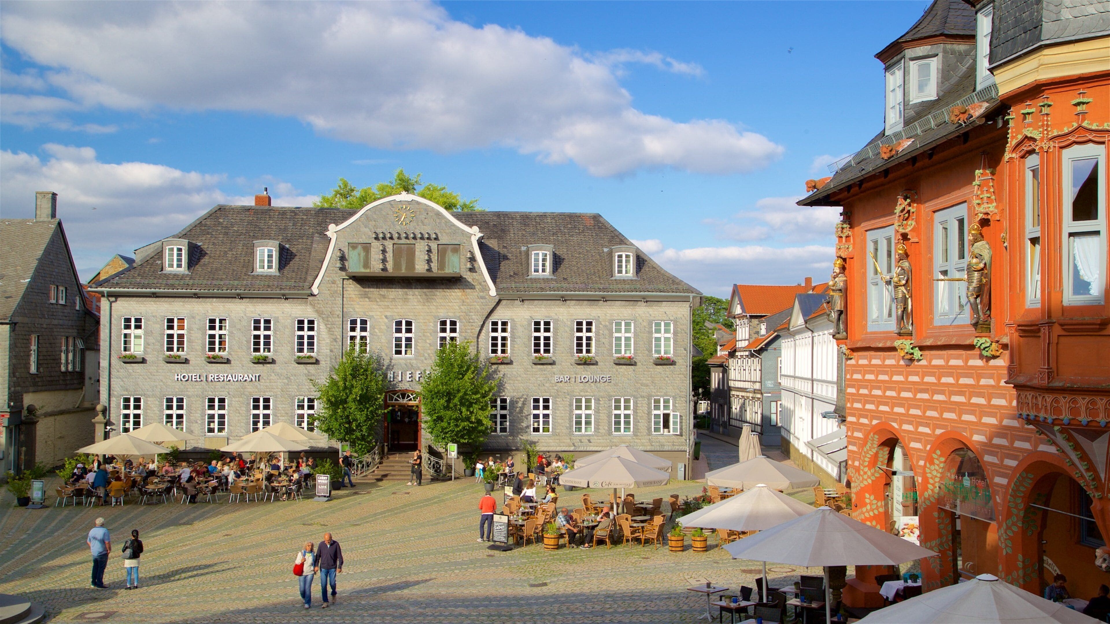 Goslar Altstadt que inclui jantar ao ar livre, elementos de patrimônio e uma praça ou plaza