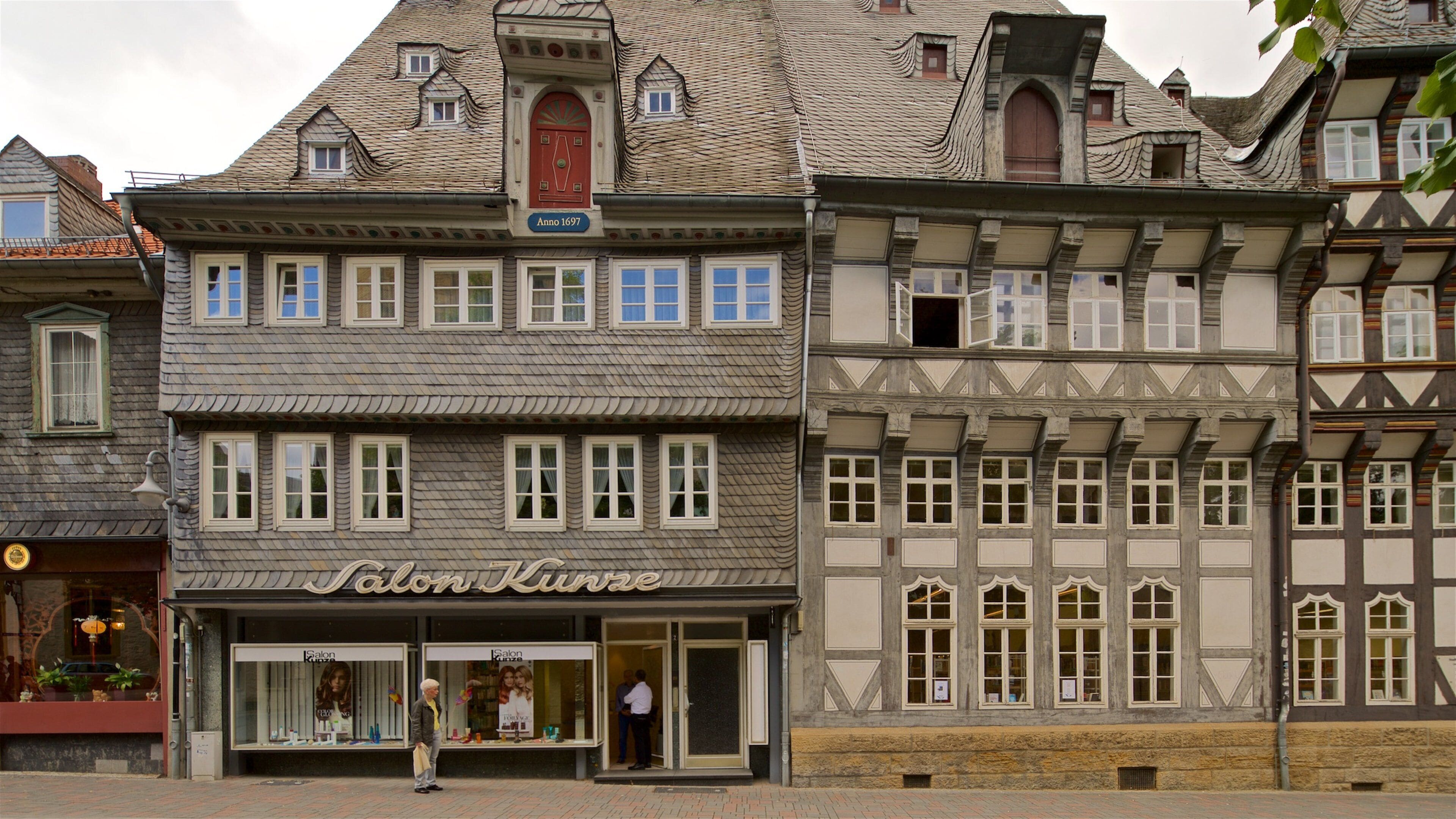 Goslar gamleby som inkluderer gatescener og kulturarv i tillegg til en mann