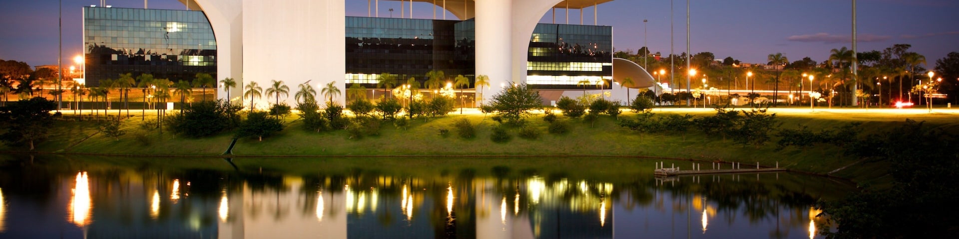 美景市 其中包括 夜景, 現代建築 和 湖泊或水池