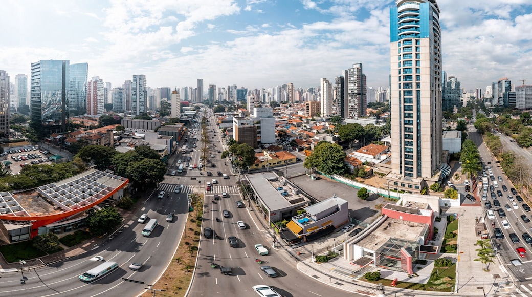 Vista aérea da Vila Olímpia, bem acima do cruzamento da Av. Juscelino Kubistchek com a Av. Faria Lima, São Paulo, Brasil.