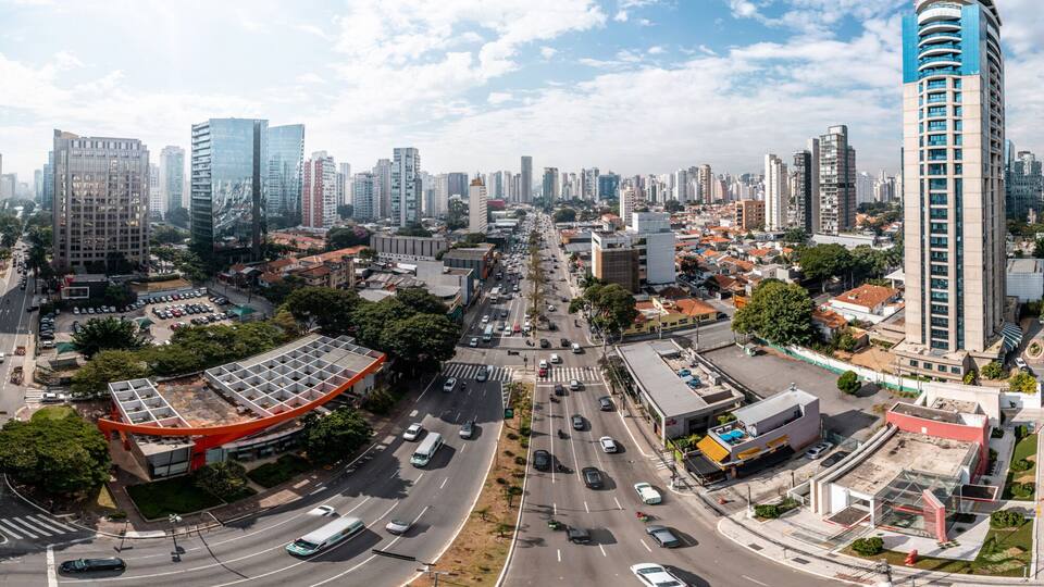 Vista aérea da Vila Olímpia, bem acima do cruzamento da Av. Juscelino Kubistchek com a Av. Faria Lima, São Paulo, Brasil.