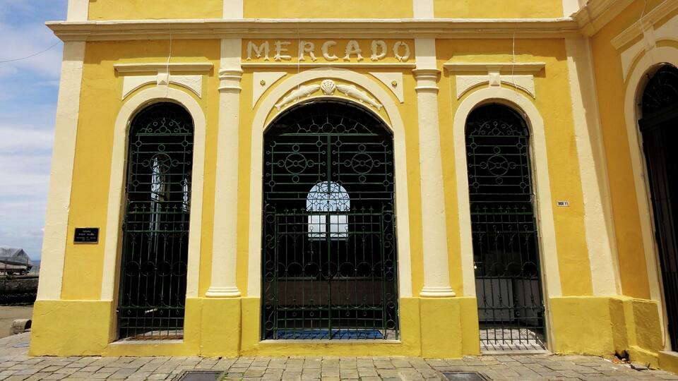 #SaoFranciscoDoSul #SantaCatarina
São Francisco do Sul é a cidade mais antiga do Estado de Santa Catarina e a terceira cidade mais antiga do Brasil. Foi colonizada por Portugueses e Espanhóis. O primeiro índio brasileiro a pisar em solo europeu era daqui. Tem o quinto maior porto do Brasil e no verão é muito procurada pelas suas praias. No Centro Histórico, além de apreciar o casario resultado da colonização portuguesa, vale a pena fazer uma visita à Igreja Matriz Nossa Senhora da Graça, ao Mercado Municipal de 1900 e ao Museu Nacional do Mar que é o único museu no Brasil de embarcações brasileiras.
São Francisco do Sul is the oldest city in the State of Santa Catarina and the third oldest city in Brazil. It was colonized by Portuguese and Spanish. The first Brazilian Indian to tread on European soil was from here. It has the fifth largest port in Brazil and in the summer is much sought after by its beaches. In the Historic Center, in addition to appreciating the settlement resulting from the Portuguese colonization, it is worthwhile to visit the Mother Church Nossa Senhora da Graça, the Municipal Market of 1900 and the National Museum of the Sea which is the only museum in Brazil of Brazilian vessels.