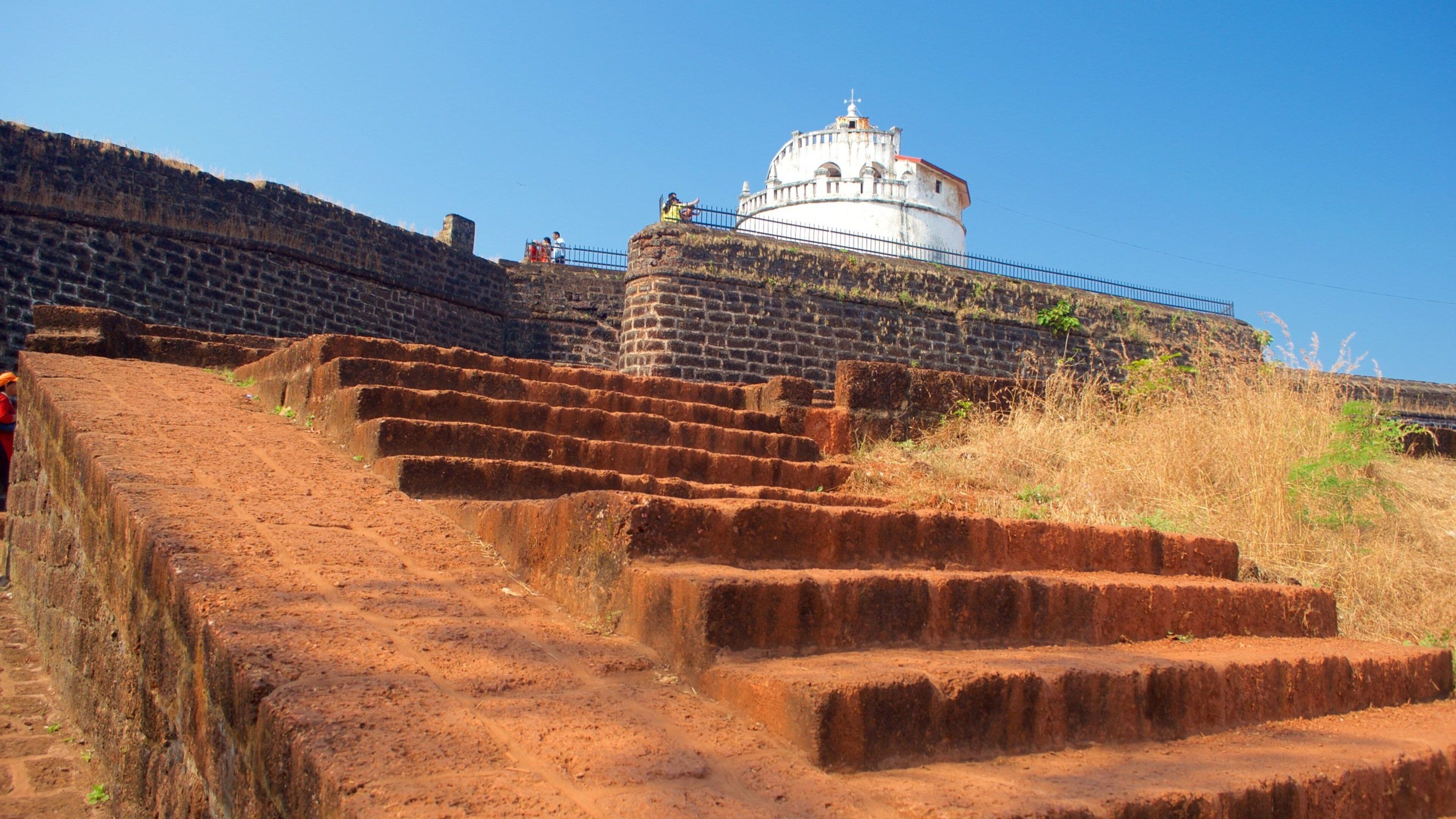 Una fortaleza histórica con una gran cúpula blanca y una serie de escalones de ladrillo rojo que conducen a ella.
