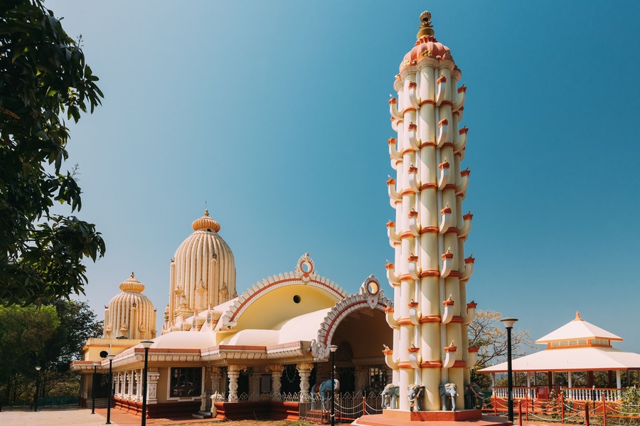 Mapusa, Goa, India. Lamp Tower And Temple Of The Shree Ganesh Mandir, Ganeshpuri. Famous Landmark And Popular Destination