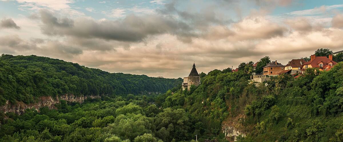 Canyon - a natural miracle, formed in the Paleozoic era. Here, millions of years, in full view: 80 hectares of area, wall heights of up to 50 meters, waterfalls, relict flora and fauna. For thousands of years, this area has been used as a fortification created by nature. Now on the territory of the canyon several memorable defensive structures have been preserved. The photo shows one of the towers - Goncharnaya.
Several pedestrian bridges are thrown across the gorge, so anyone can enjoy the beauties both from a bird's eye view, and from the very bottom of the canyon. One of the most popular bridges among tourists is Novoplanovsky. It’s nice to look at the canyon from it. He is the main key to the old city.