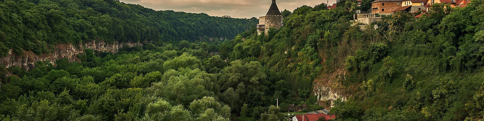 Canyon - a natural miracle, formed in the Paleozoic era. Here, millions of years, in full view: 80 hectares of area, wall heights of up to 50 meters, waterfalls, relict flora and fauna. For thousands of years, this area has been used as a fortification created by nature. Now on the territory of the canyon several memorable defensive structures have been preserved. The photo shows one of the towers - Goncharnaya.
Several pedestrian bridges are thrown across the gorge, so anyone can enjoy the beauties both from a bird's eye view, and from the very bottom of the canyon. One of the most popular bridges among tourists is Novoplanovsky. It’s nice to look at the canyon from it. He is the main key to the old city.