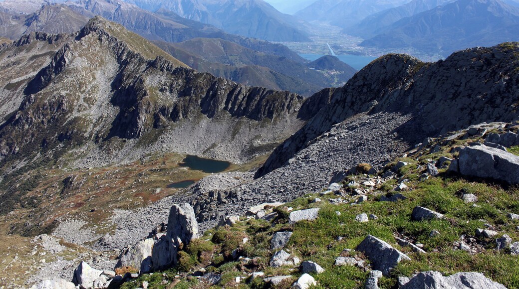 Auf dem Gipfel des Monte Marmontana ( 2316 m.ü.M.) über den genau die Grenze zwischen der Schweiz und Italien verläuft. Der Blick geht hier bis zum Lago di Como in Italien.