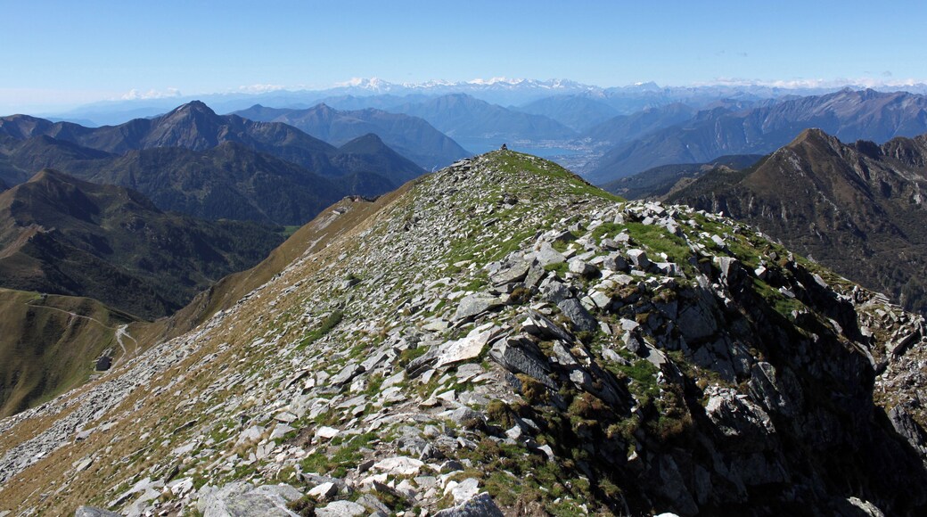 Auf dem Gipfel des Monte Marmontana ( 2316 m.ü.M.) über den genau die Grenze zwischen der Schweiz und Italien verläuft. Hier geht der Blick zum Passo San Jorio (2010 m.ü.M.) (links im Bild) und dann weiter zum Lago Maggiore bis zum mächtigen Monte Rosa.