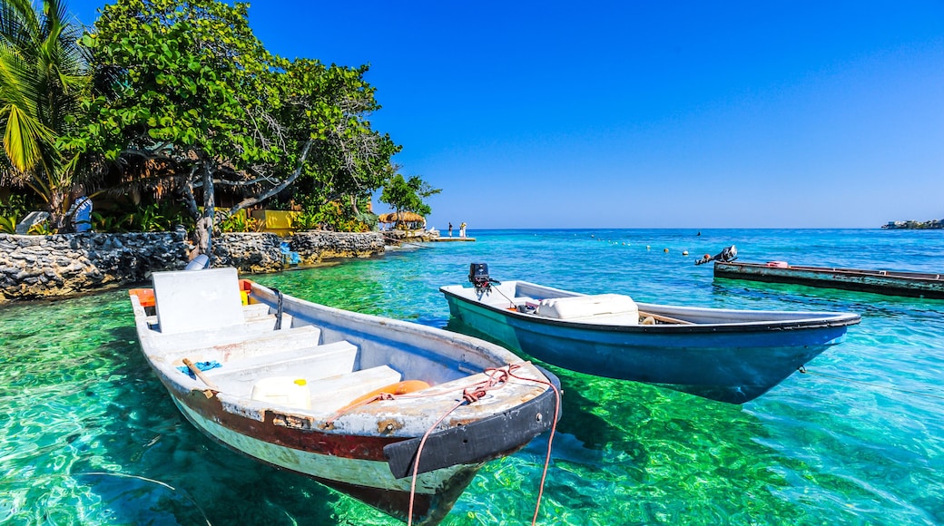 boat at islas de rosario colombia