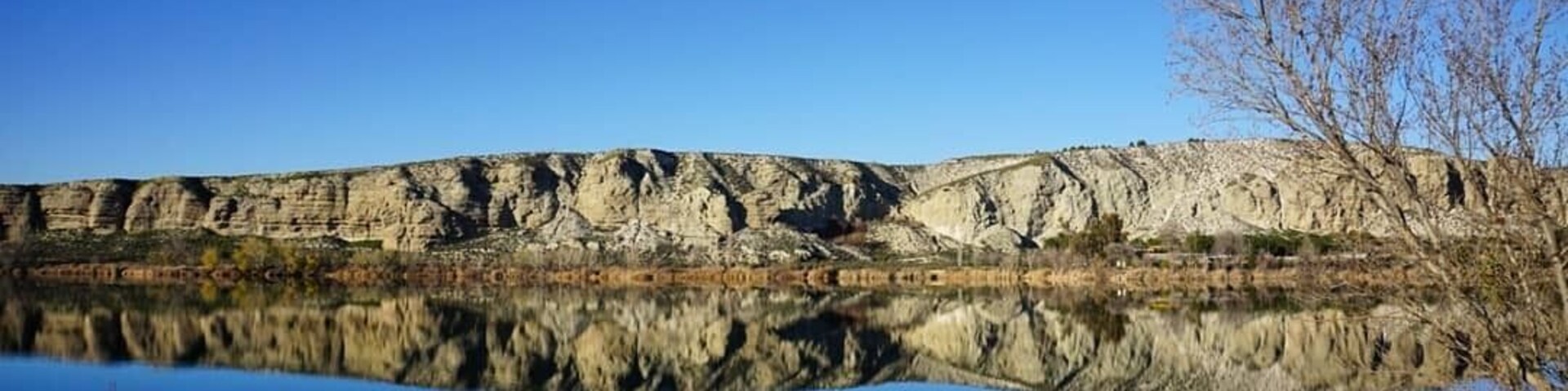 Laguna del Campillo is a great place for a weekend walk close to the city. It's a protected area due to the amount of birds you can find here.
#Madrid #Spain #nature #outdoors #birdwatching