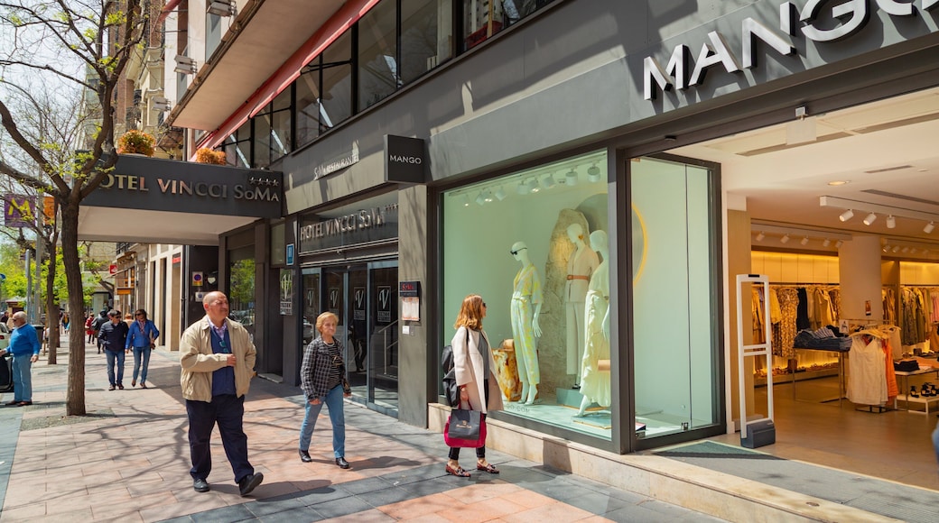 Salamanca showing street scenes as well as a small group of people