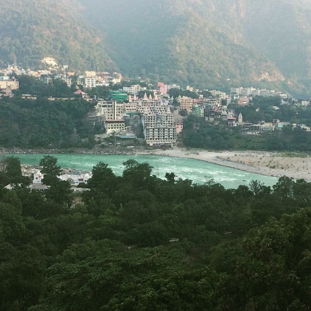 The #yogacapitalodtheworld, Rishikesh is among the best cities in India to practice and learn about this ancient way of life and at the same time enjoy great vegetarian food and pleasant walks by the banks of #riverganges ❤️