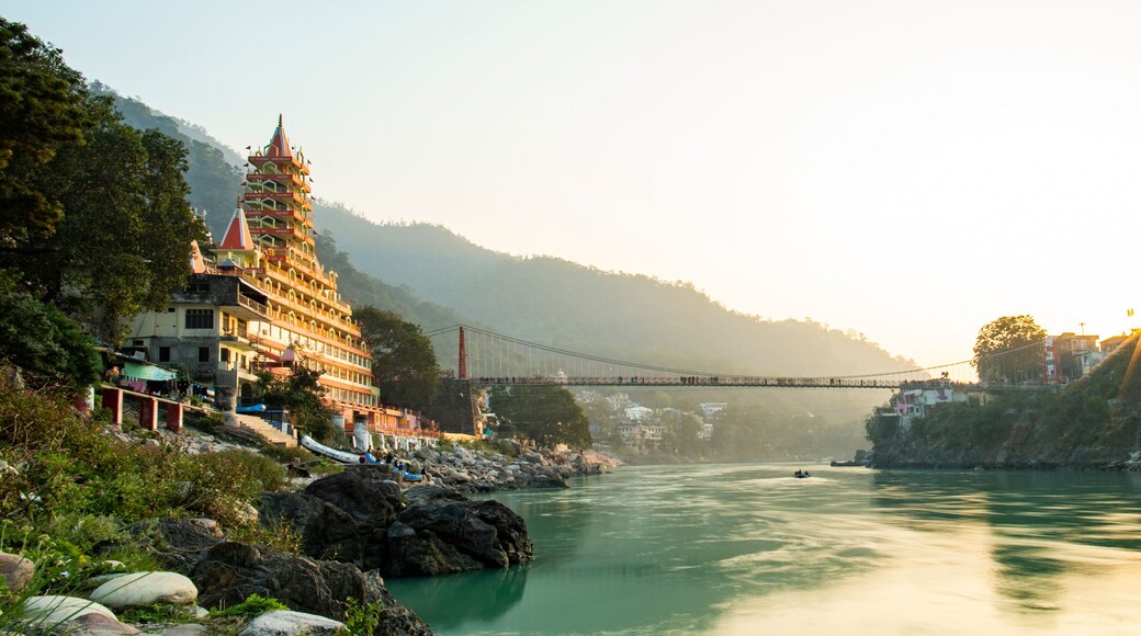 Une rivière traversée par un pont, un temple et, au loin, une montagne.