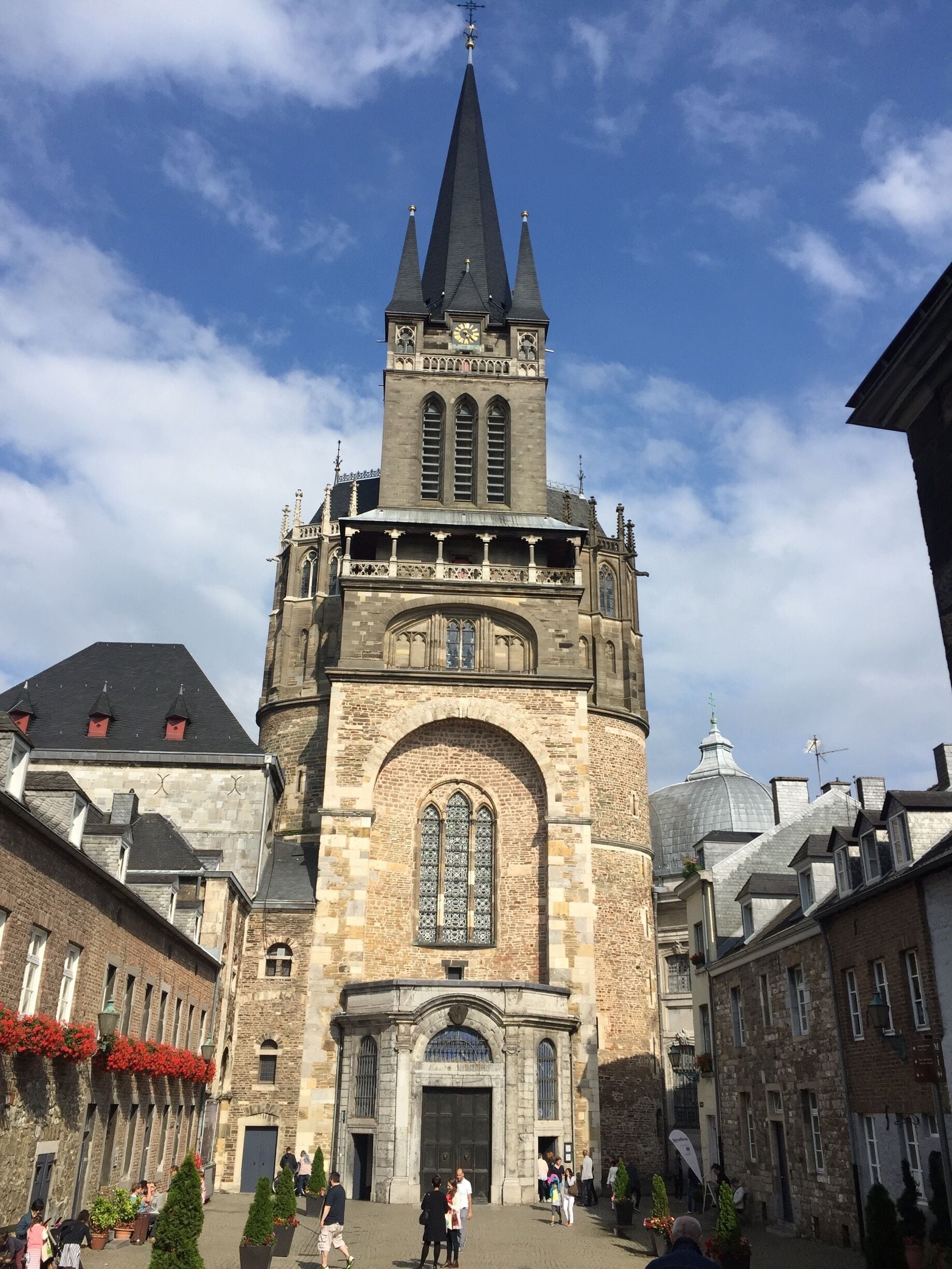 Visited the Cathedral of Aachen. Emperor Charles the Great started the building in the year 800. At that time it was a church. You can find there the emperors chair of Charles and a lot more.
#aachen #germany #cathedral #charles #instone