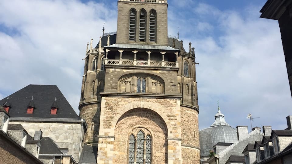Visited the Cathedral of Aachen. Emperor Charles the Great started the building in the year 800. At that time it was a church. You can find there the emperors chair of Charles and a lot more.
#aachen #germany #cathedral #charles #instone