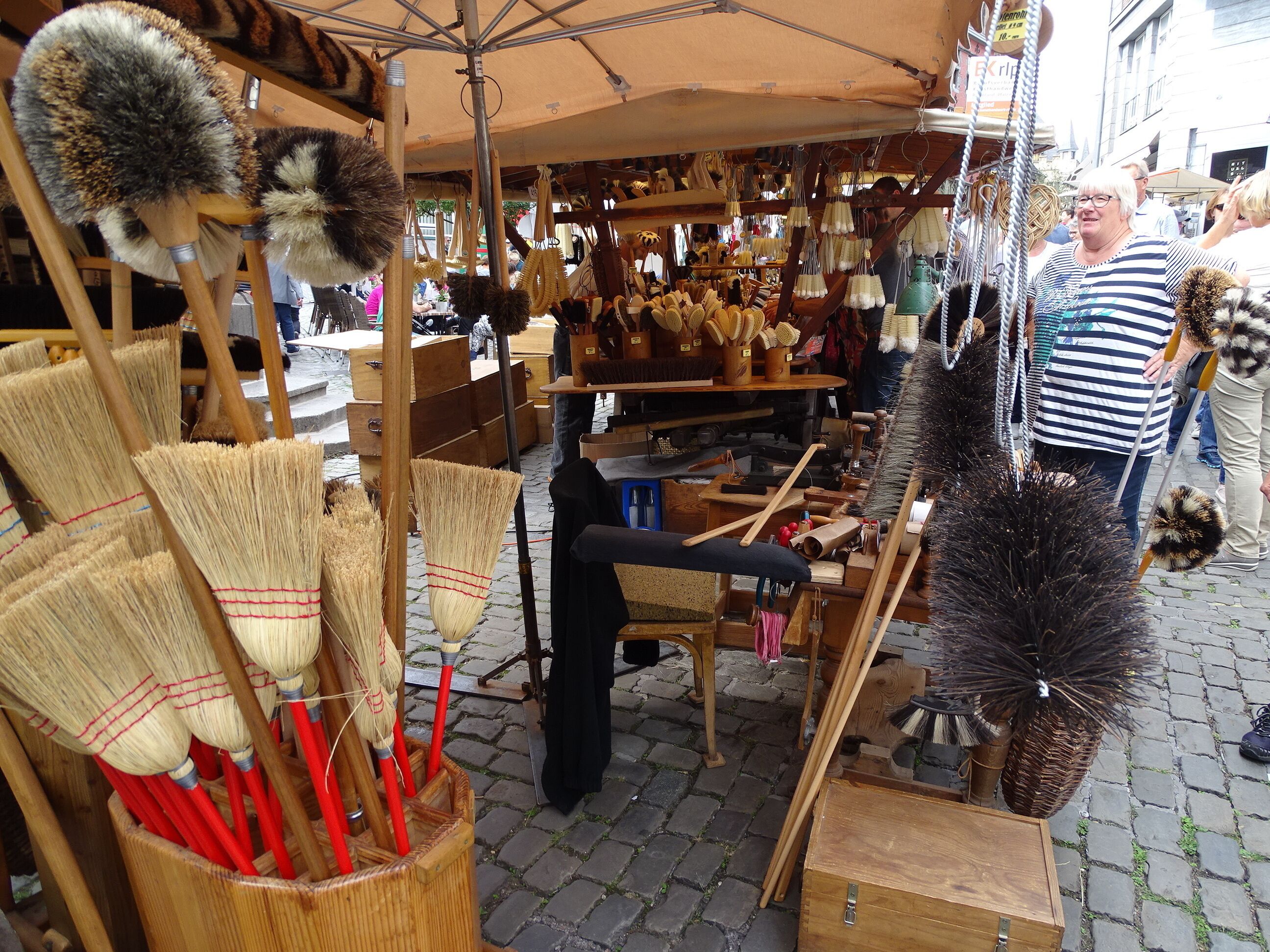 First full weekend in September Aachen has a very big market, with art, crafts-work and so on. It is a very pleasant market. 
This stand has very many different brushes for many different things.