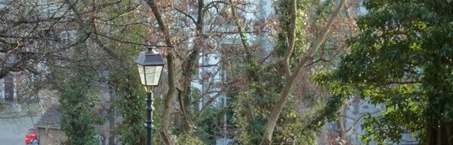 Vom Friedhof ins Dorf