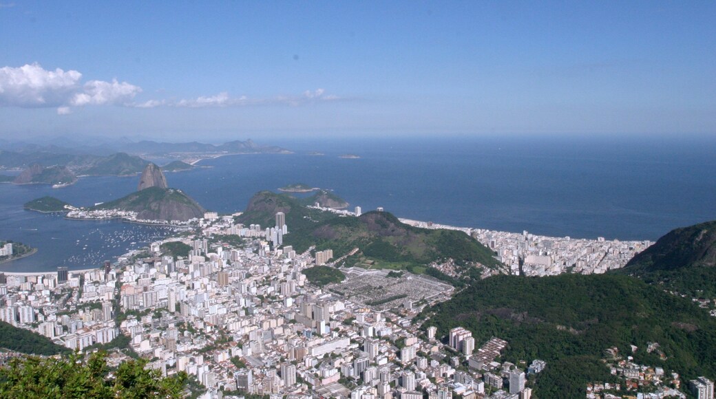 Brasilien mit einem allgemeine Küstenansicht, Stadt und Bucht oder Hafen