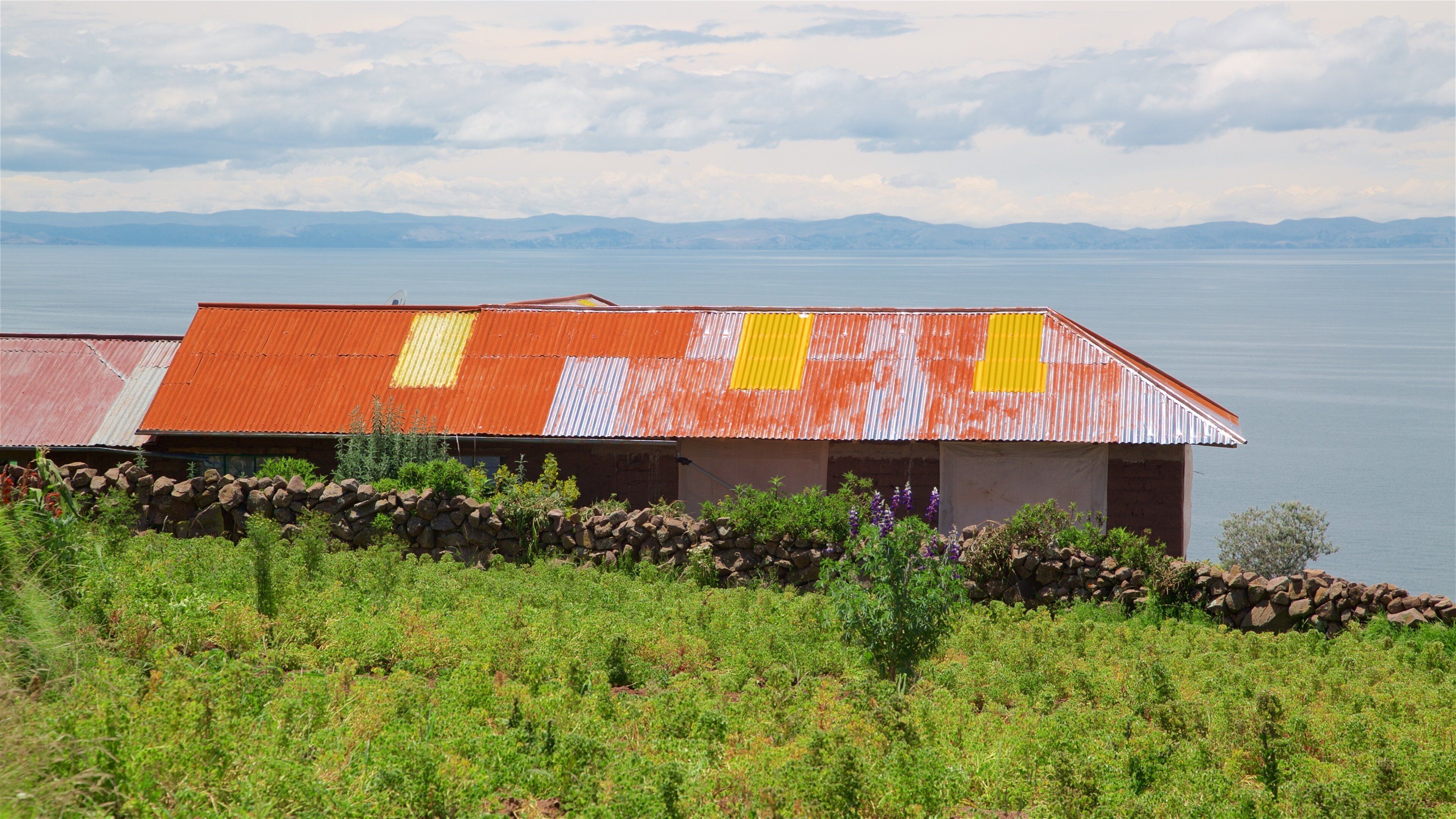 Lake Titicaca ofreciendo vistas generales de la costa