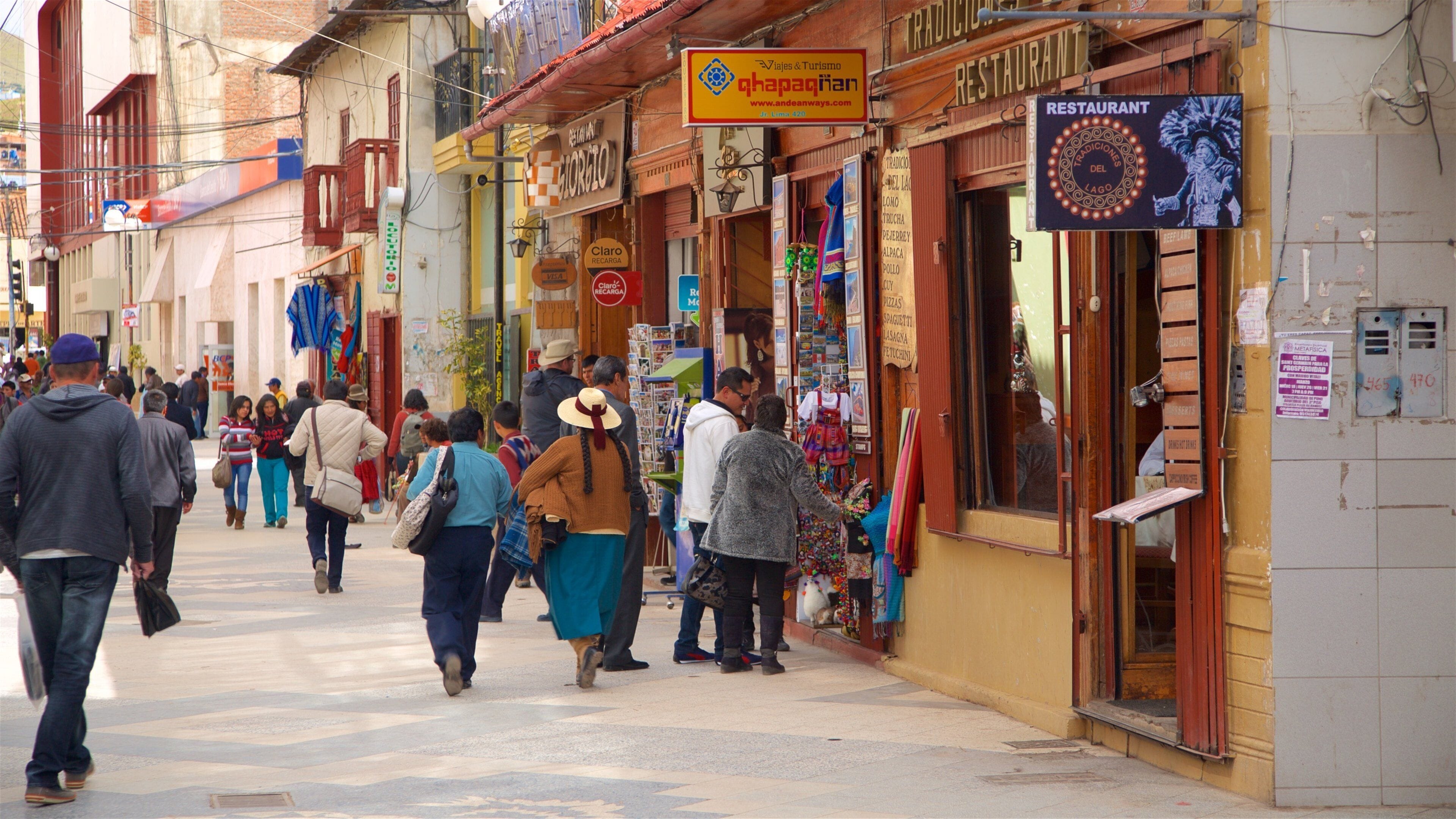 Lake Titicaca fasiliteter samt by i tillegg til en liten gruppe med mennesker